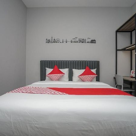 Oyo 568 Rajawali Homestay Palembang Esterno foto
