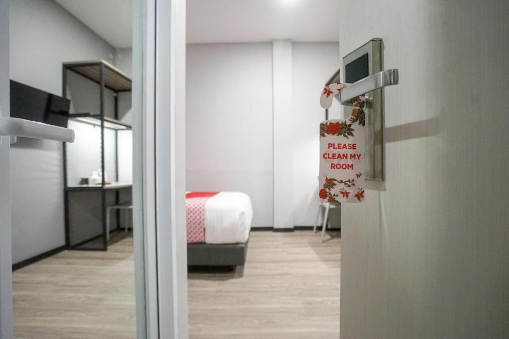 Oyo 568 Rajawali Homestay Palembang Esterno foto