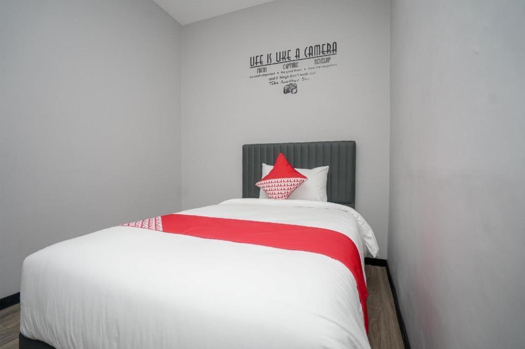 Oyo 568 Rajawali Homestay Palembang Esterno foto