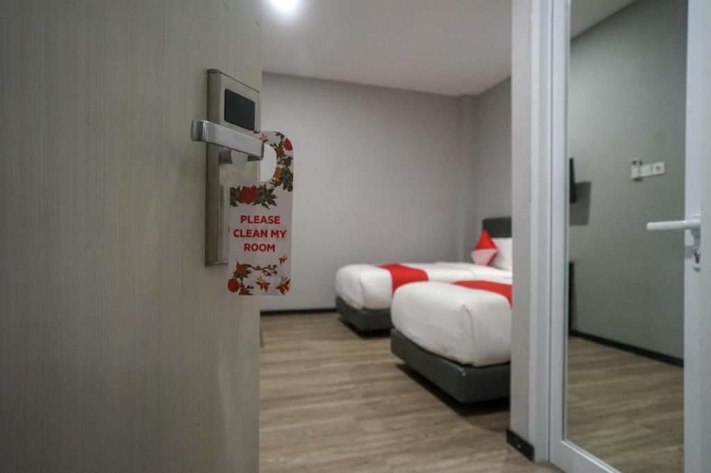 Oyo 568 Rajawali Homestay Palembang Esterno foto