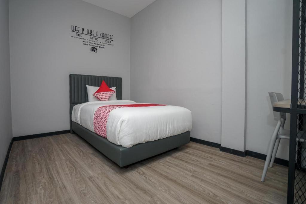 Oyo 568 Rajawali Homestay Palembang Esterno foto