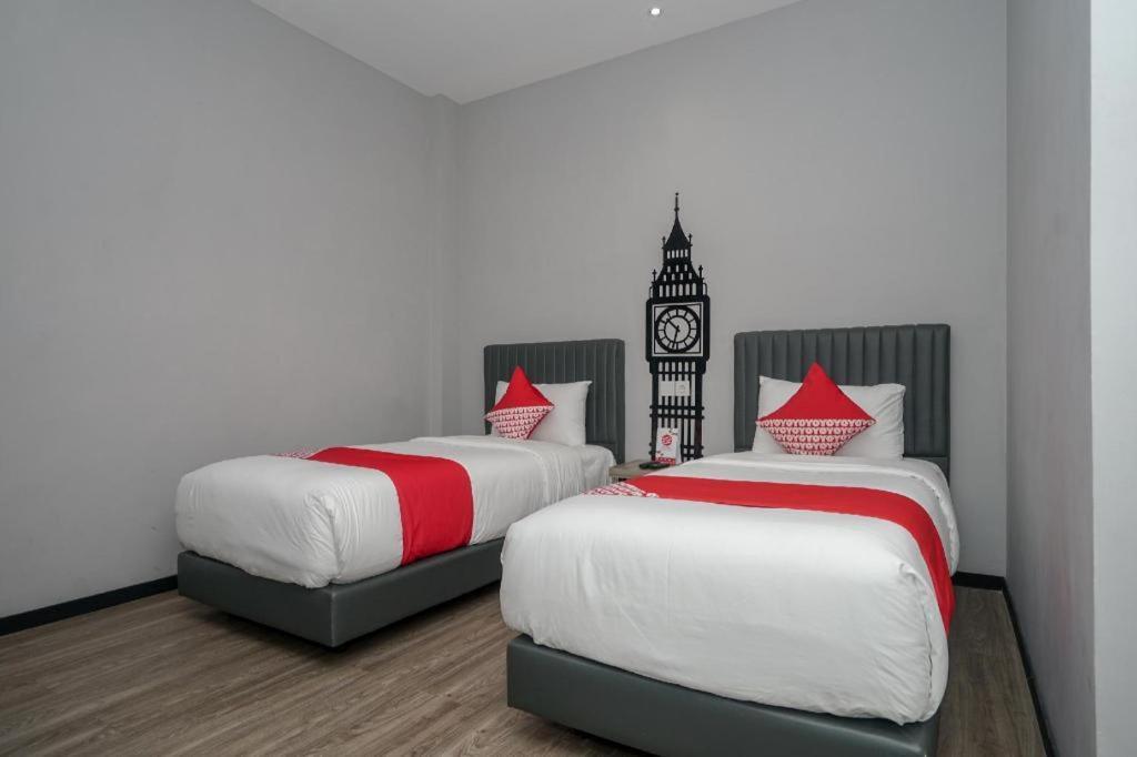 Oyo 568 Rajawali Homestay Palembang Esterno foto