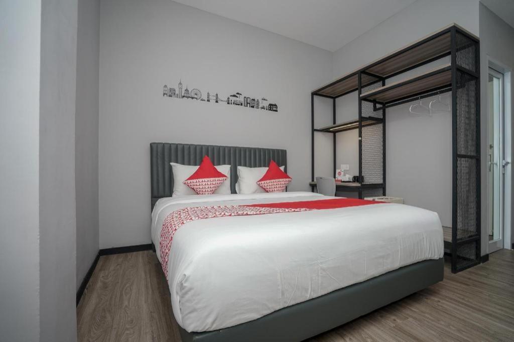 Oyo 568 Rajawali Homestay Palembang Esterno foto