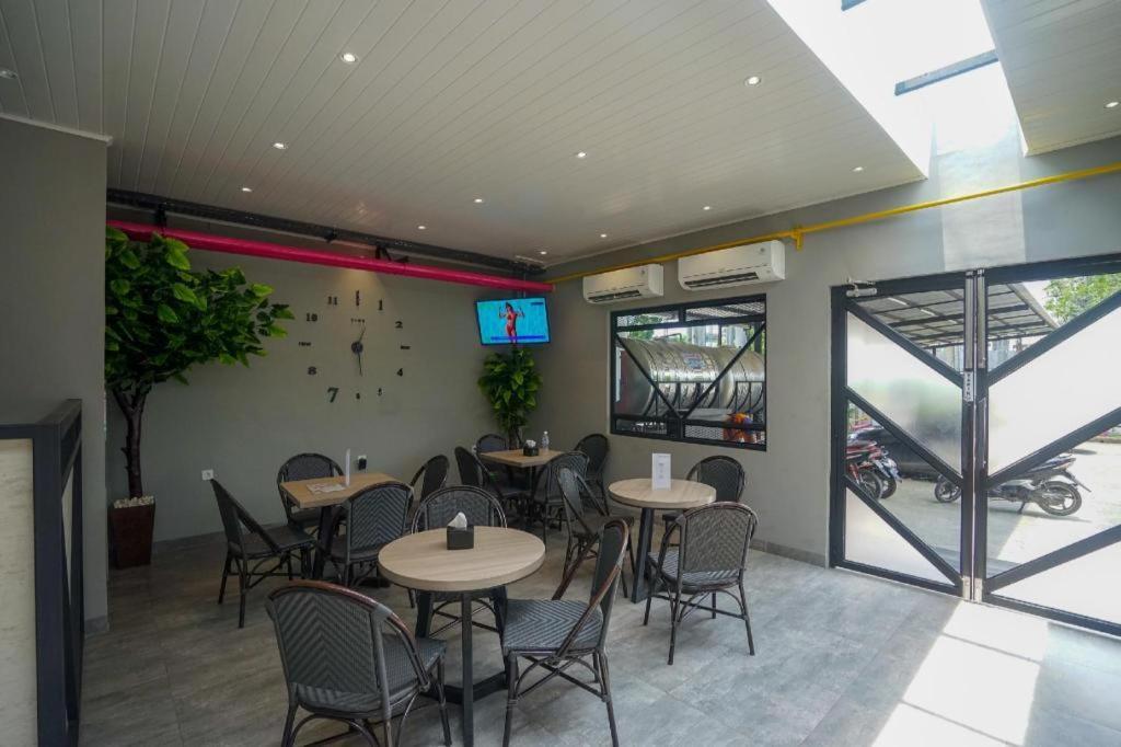 Oyo 568 Rajawali Homestay Palembang Esterno foto