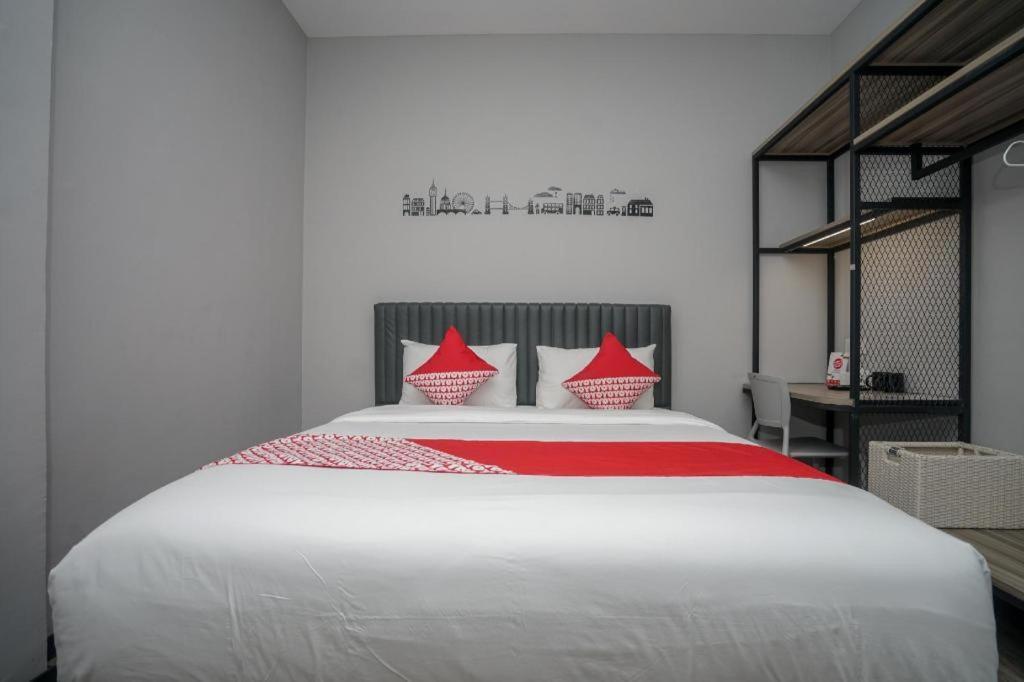Oyo 568 Rajawali Homestay Palembang Esterno foto
