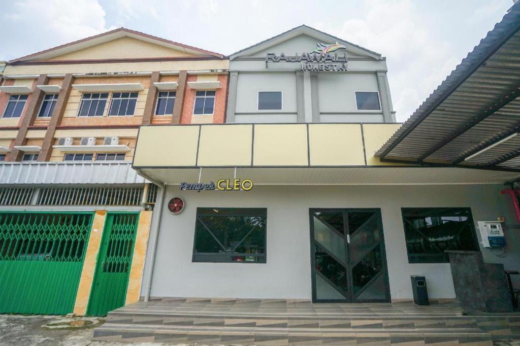 Oyo 568 Rajawali Homestay Palembang Esterno foto