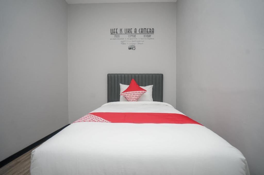 Oyo 568 Rajawali Homestay Palembang Esterno foto
