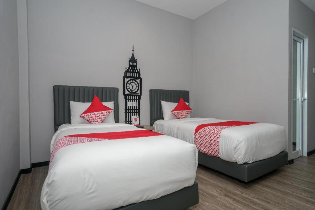 Oyo 568 Rajawali Homestay Palembang Esterno foto