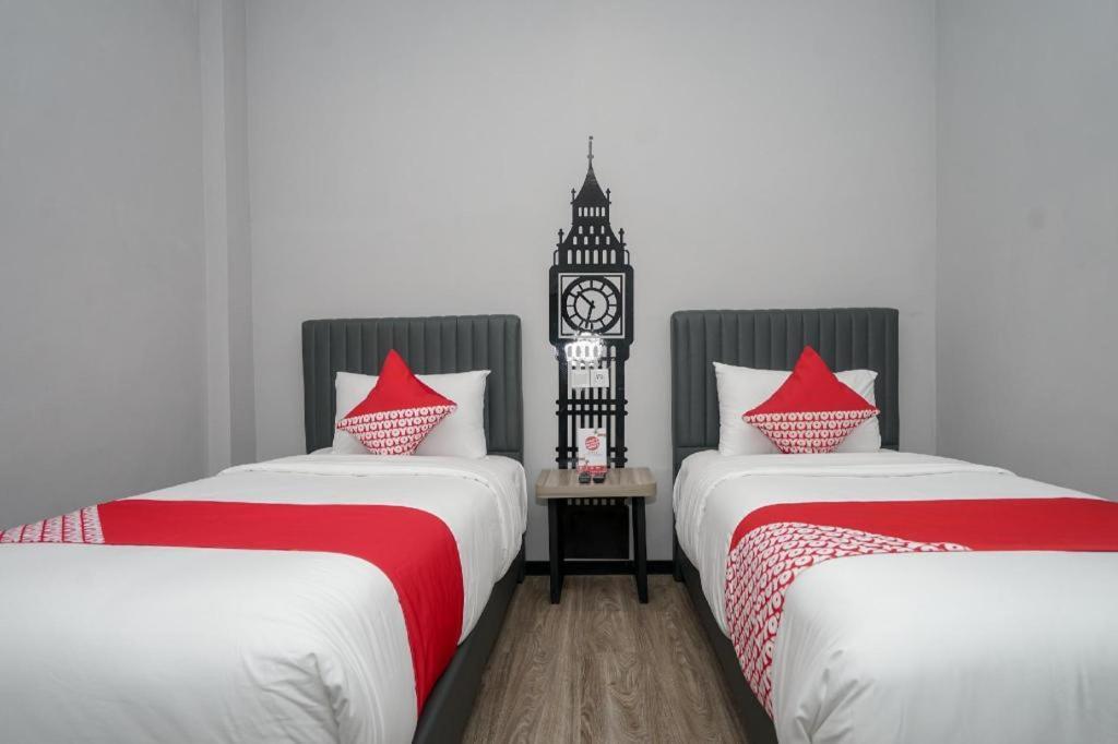 Oyo 568 Rajawali Homestay Palembang Esterno foto