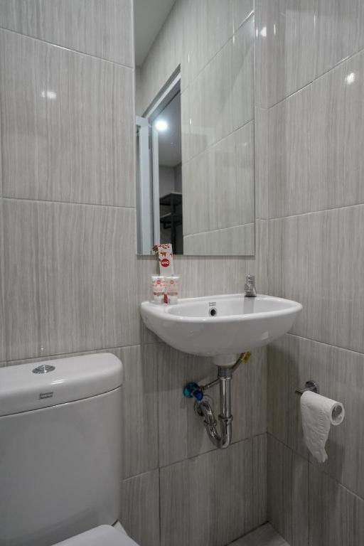 Oyo 568 Rajawali Homestay Palembang Esterno foto