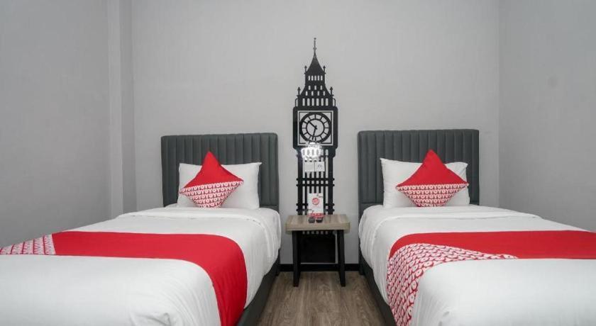 Oyo 568 Rajawali Homestay Palembang Esterno foto