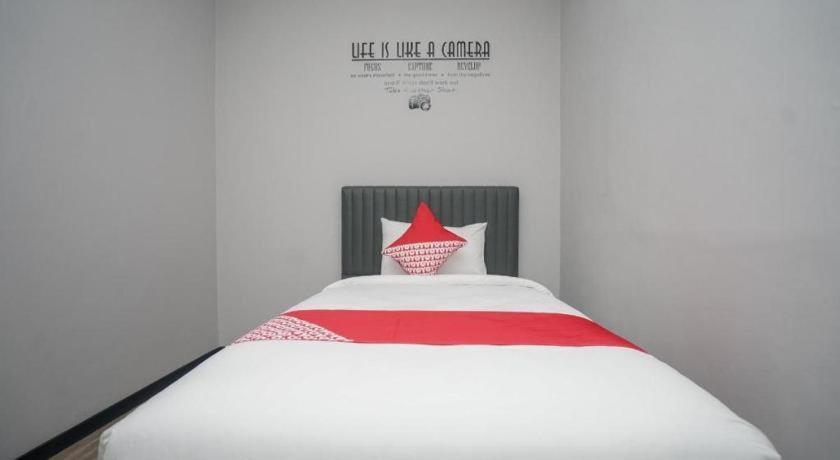 Oyo 568 Rajawali Homestay Palembang Esterno foto