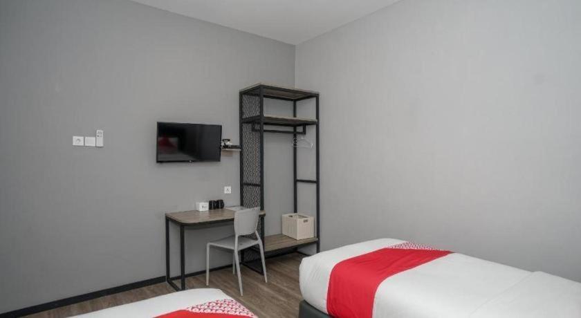 Oyo 568 Rajawali Homestay Palembang Esterno foto