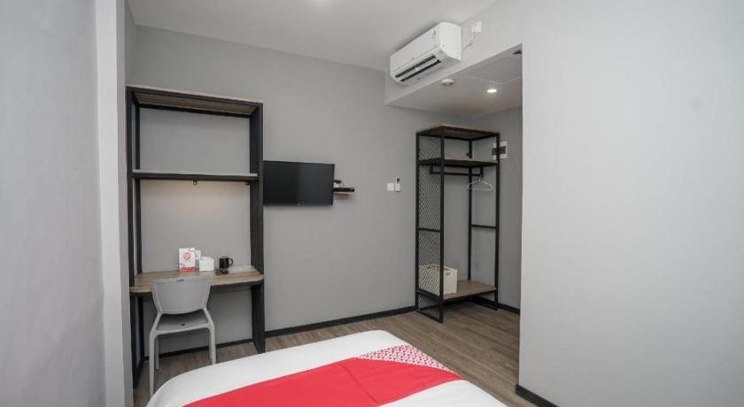 Oyo 568 Rajawali Homestay Palembang Esterno foto