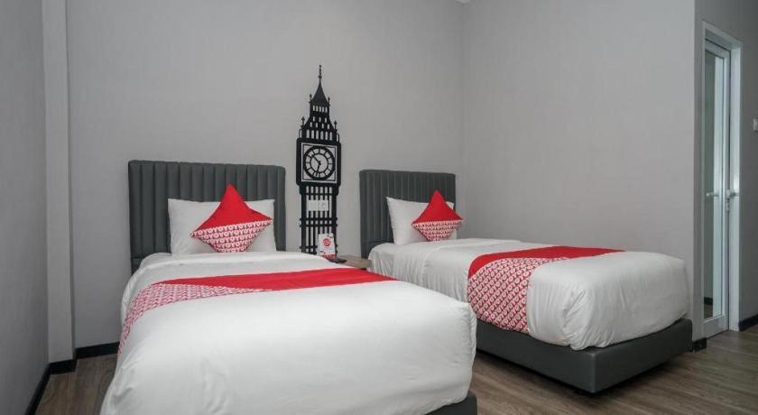 Oyo 568 Rajawali Homestay Palembang Esterno foto