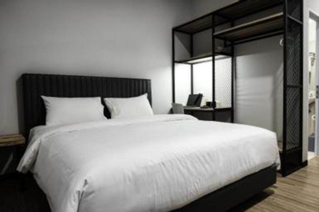 Oyo 568 Rajawali Homestay Palembang Esterno foto